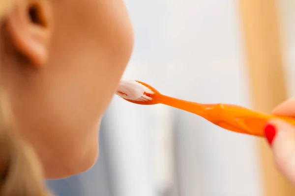 Mujer cepillándose los dientes — Foto de Stock