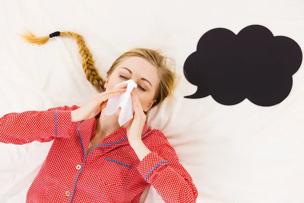 Vrouw ziek met griep op bed liggen — Stockfoto