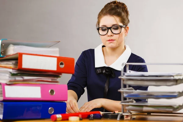 Donna d'affari in ufficio scrivere qualcosa — Foto Stock