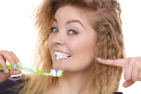 Mycie czyszczenie zębów kobieta — Zdjęcie stockowe