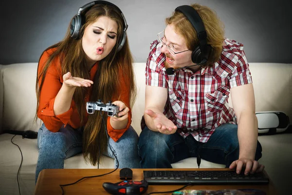 PC gamer férfi és nő, játékvezérlő — Stock Fotó