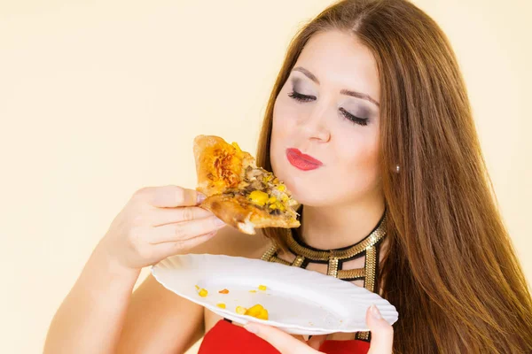 Frau isst heiße Pizza-Scheibe — Stockfoto