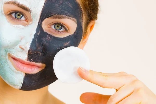 Meisje te verwijderen zwarte witte modder masker van gezicht — Stockfoto
