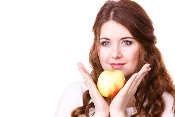 Mulher segura fruta de maçã perto do rosto, isolado — Fotografia de Stock