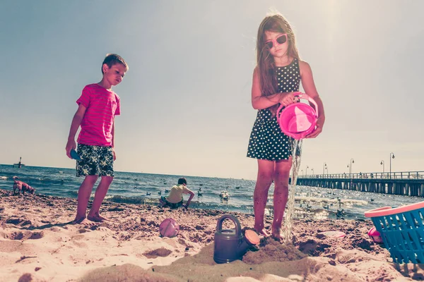 Crianças brincando ao ar livre na praia . — Fotografia de Stock