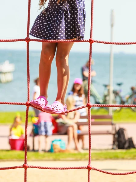 Menina brincalhão no parque infantil . — Fotografia de Stock