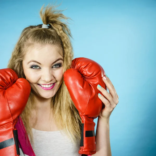 Chica divertida con guantes rojos jugando boxeo deportivo — Foto de Stock