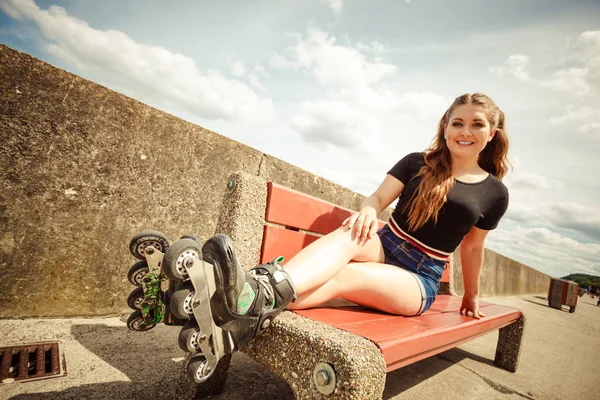 Jovem mulher andar de patins — Fotografia de Stock