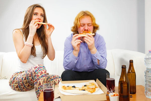 Couple eating pizza — Stock Photo, Image