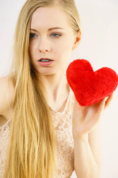 Traurige Frau am Valentinstag — Stockfoto