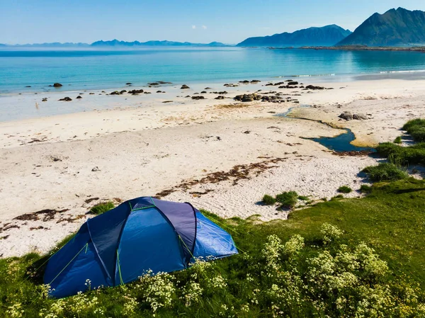 Tent op het strand, Lofoten Islands, Noorwegen — Stockfoto