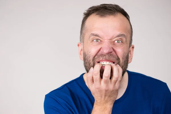 Homem a morder as unhas — Fotografia de Stock