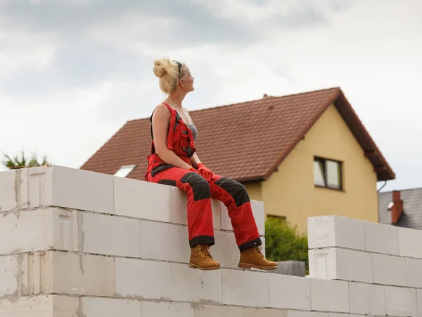 建設現場で休憩を取るダンガリースの女性 — ストック写真