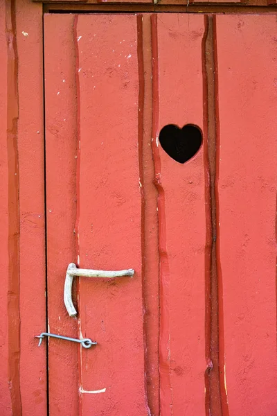 Kalpli açık tuvalet kapısı — Stok fotoğraf