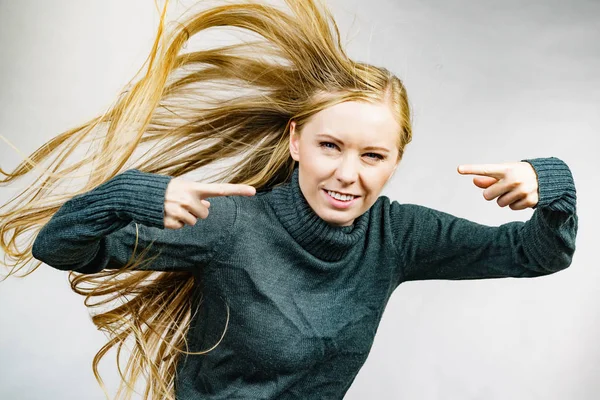 Ragazza arrabbiata con i capelli che soffiano — Foto Stock