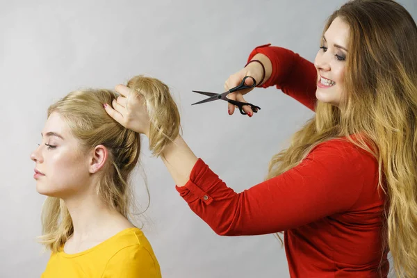 Femme avec ciseaux prêt à couper les cheveux — Photo