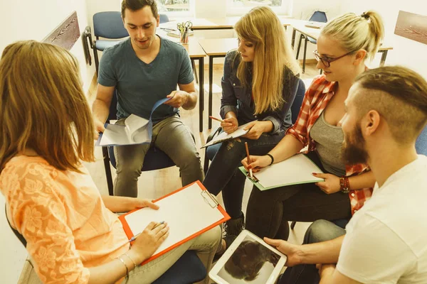 Groupe de personnes étudiants travaillant ensemble — Photo