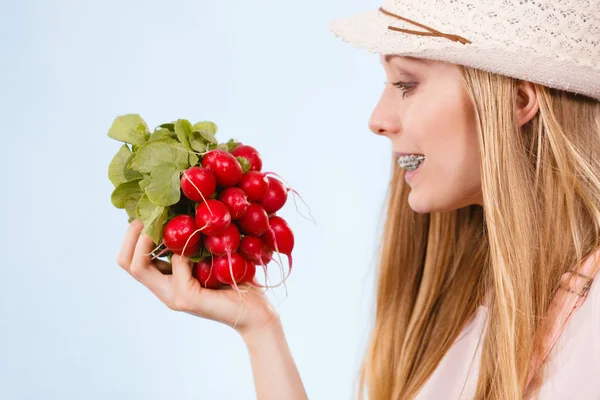 Mujer feliz sosteniendo rábano — Foto de Stock