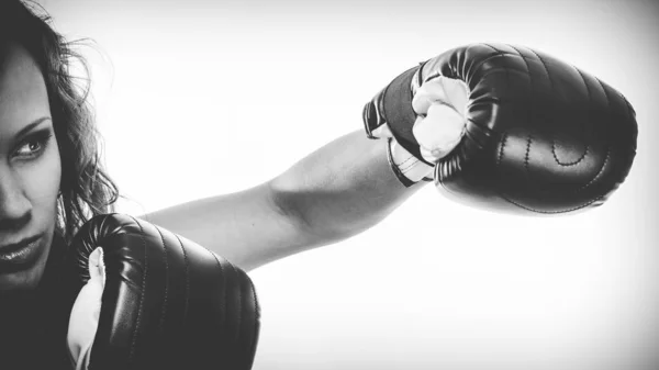 Boxer ragazza esercizio con guanti da boxe . — Foto Stock