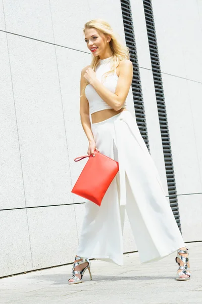 Abito donna moda bianco con borsetta rossa — Foto Stock