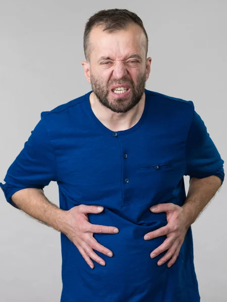 Άνθρωπος αισθάνεστε πόνο πόνο στο στομάχι — Φωτογραφία Αρχείου