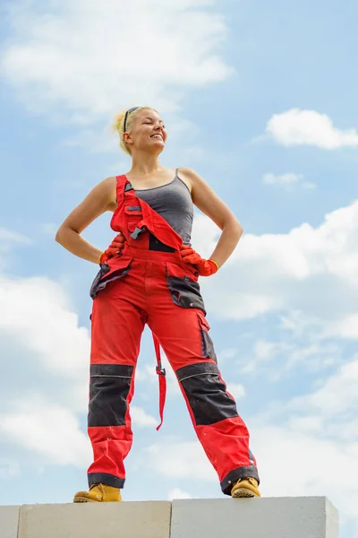 Vrouwelijke bouwer pauze op bouwplaats — Stockfoto