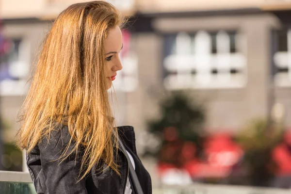 Vrouw lopen in City Street — Stockfoto