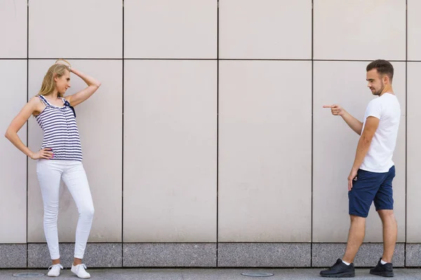 Man Point Finger bij meisje. — Stockfoto