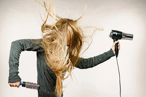 Girl styling her long hair — Stock Photo, Image