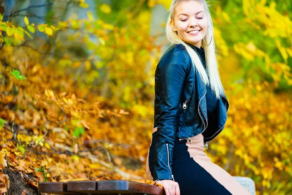 Mujer de moda relajándose en el parque de otoño —  Fotos de Stock