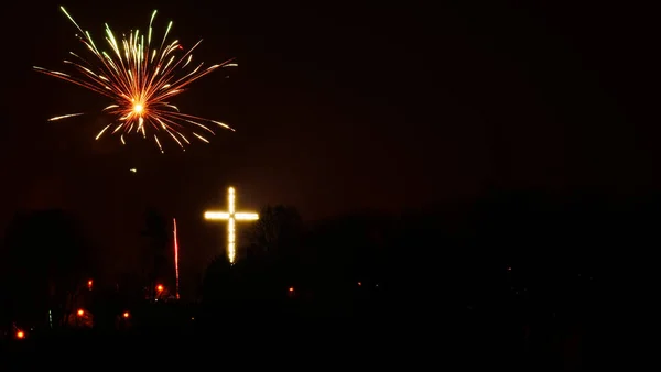 Feux d'artifice colorés pendant la nuit de vacances — Photo