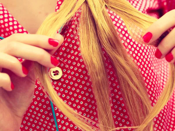 Close-up de mulher fazendo trança no cabelo loiro — Fotografia de Stock