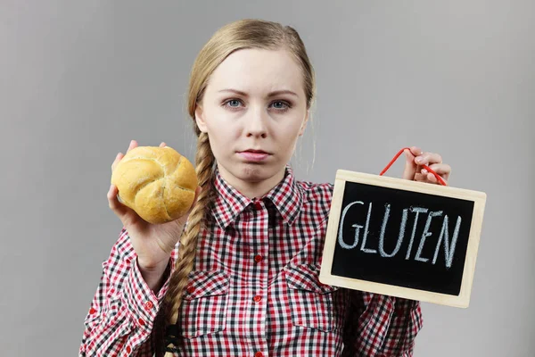 Mulher segurando placa com glúten e pão — Fotografia de Stock