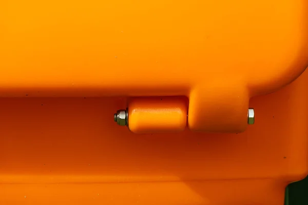 Parte de caja de plástico naranja con tornillo de cierre —  Fotos de Stock