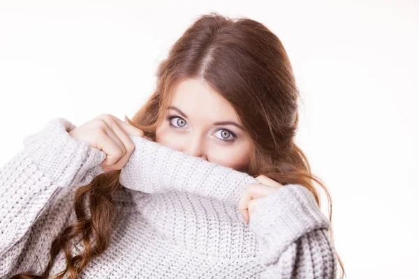 Frau fühlt sich wohl in weichem Pullover — Stockfoto