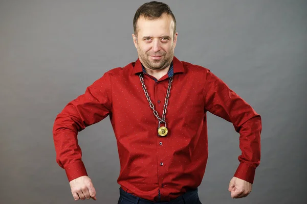 Mężczyzna z bitcoinem na szyi — Zdjęcie stockowe
