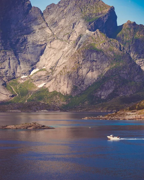 Fiordo e montagne paesaggio. Isole Lofoten Norvegia — Foto Stock
