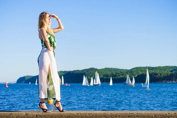 Женщина в летнее длинное платье против моря — стоковое фото