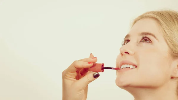 Woman applying lipstick or lip gloss — Stock Photo, Image