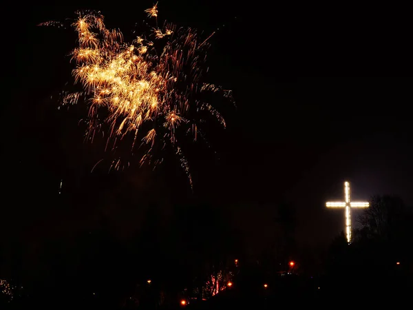 Feux d'artifice colorés pendant la nuit de vacances — Photo