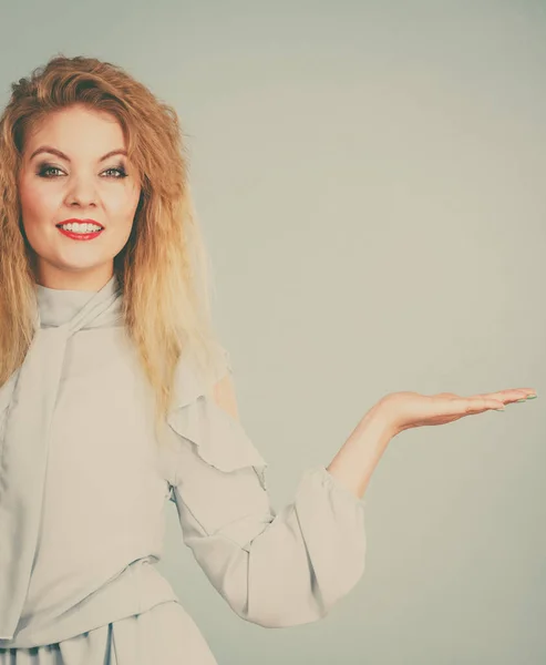 Feliz sorrindo positivo mulher loira apontando mão — Fotografia de Stock