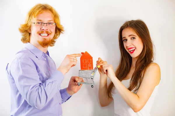 Feliz jovem casal compra real eastate — Fotografia de Stock
