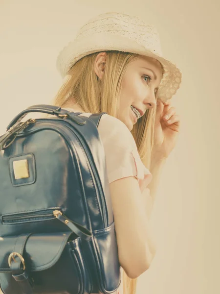 Mujer joven yendo a la escuela —  Fotos de Stock