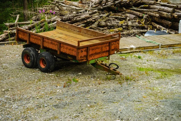 Truck trailer with wood in forest. Loading logs. — Stock Photo, Image