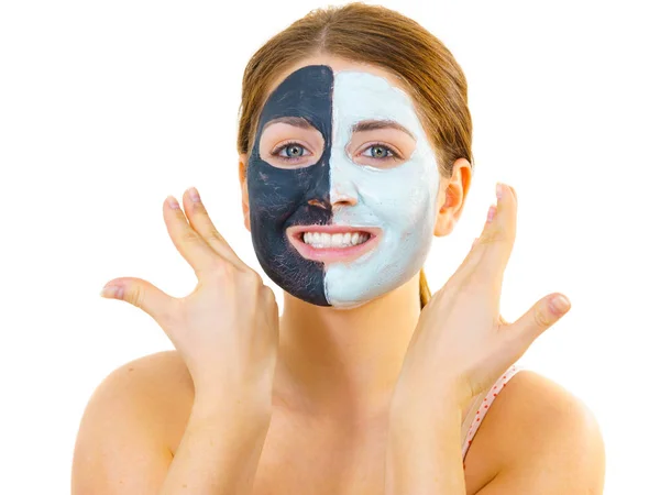Chica con máscara de barro blanco negro en la cara — Foto de Stock