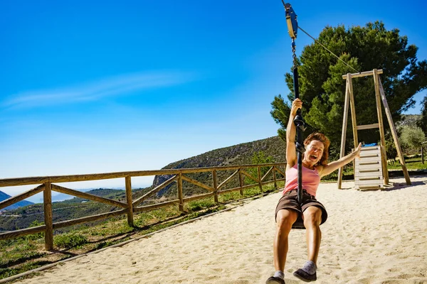 Erwachsene Frau hat Spaß auf der Zipline — Stockfoto