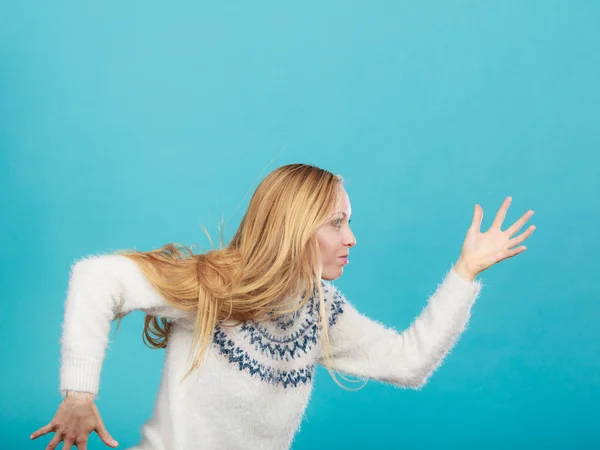 Mulher com cabelo loiro longo correndo — Fotografia de Stock