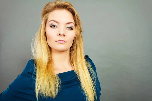 Porträtt blond ung kvinna att ha allvarliga ansikte uttryck — Stockfoto