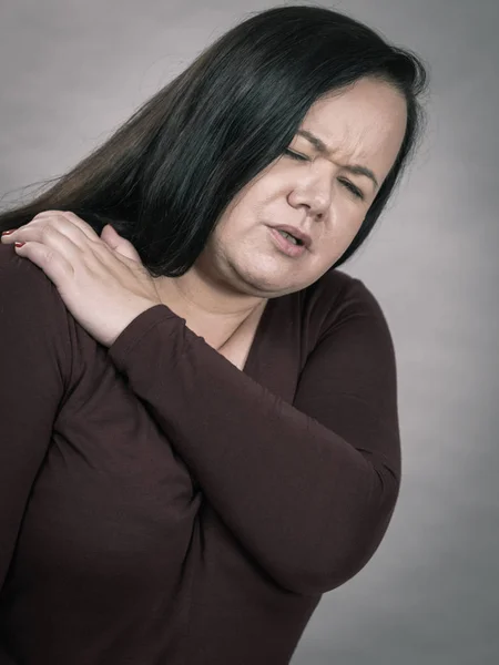 Mulher com dor no ombro — Fotografia de Stock