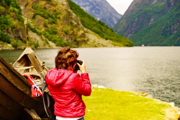 Touriste avec caméra près du vieux bateau viking, Norvège — Photo